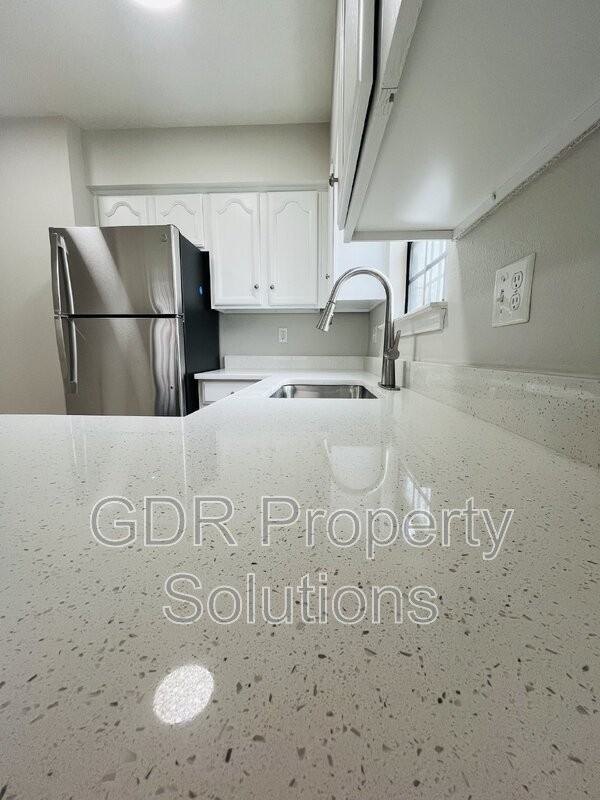 1116 Coal Ave Sw #6 - Photo 6 of 25