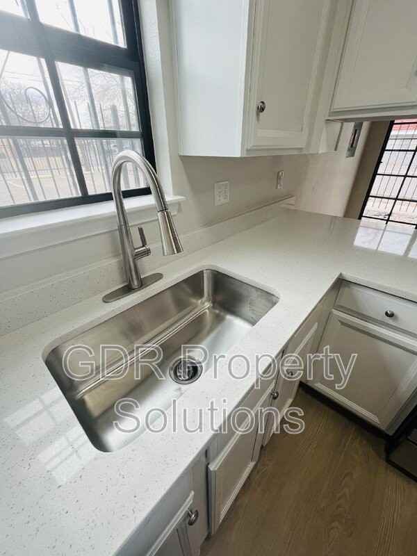 1116 Coal Ave Sw #6 - Photo 7 of 25