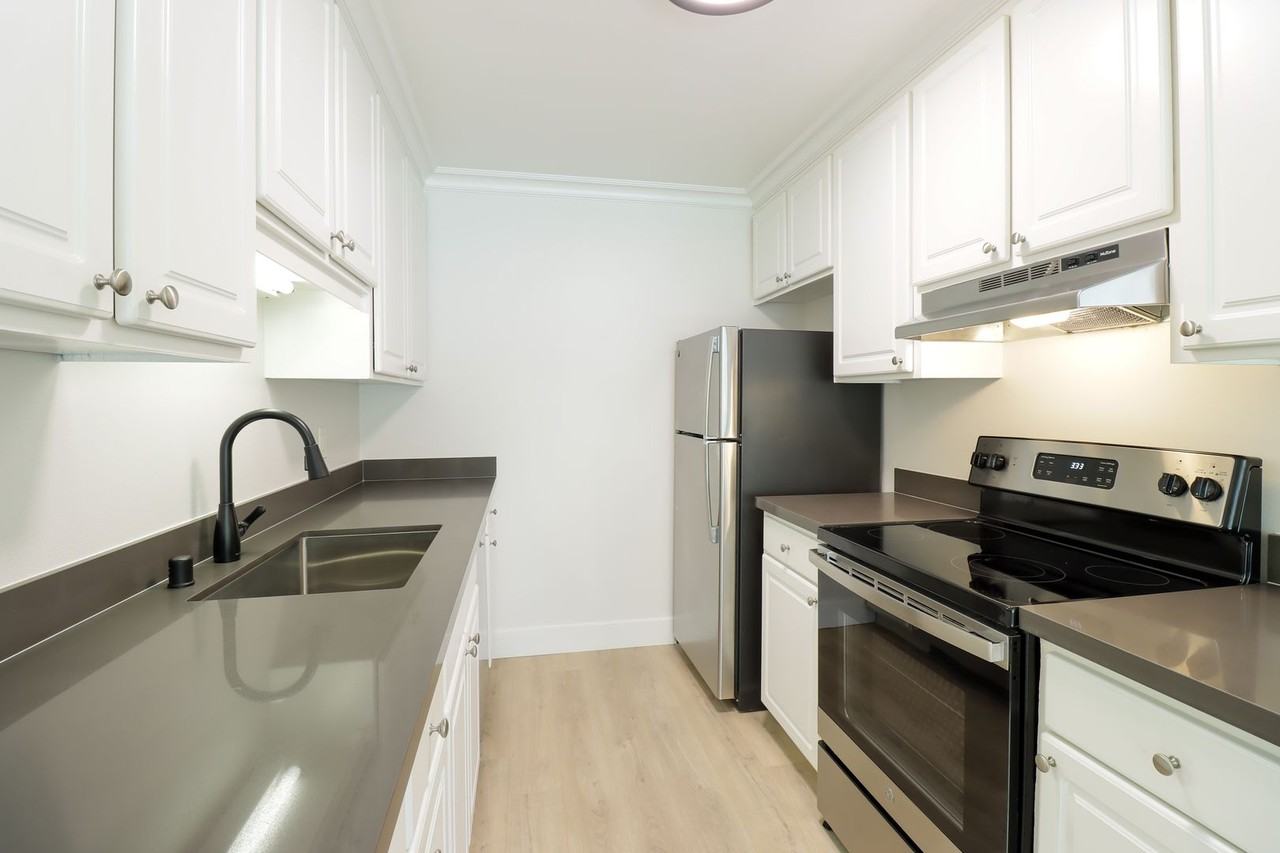 4747 Atherton Ave - Photo 4 of 20