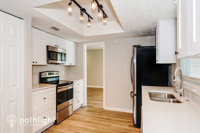 528 Hamlet Dr - Photo 2 of 18