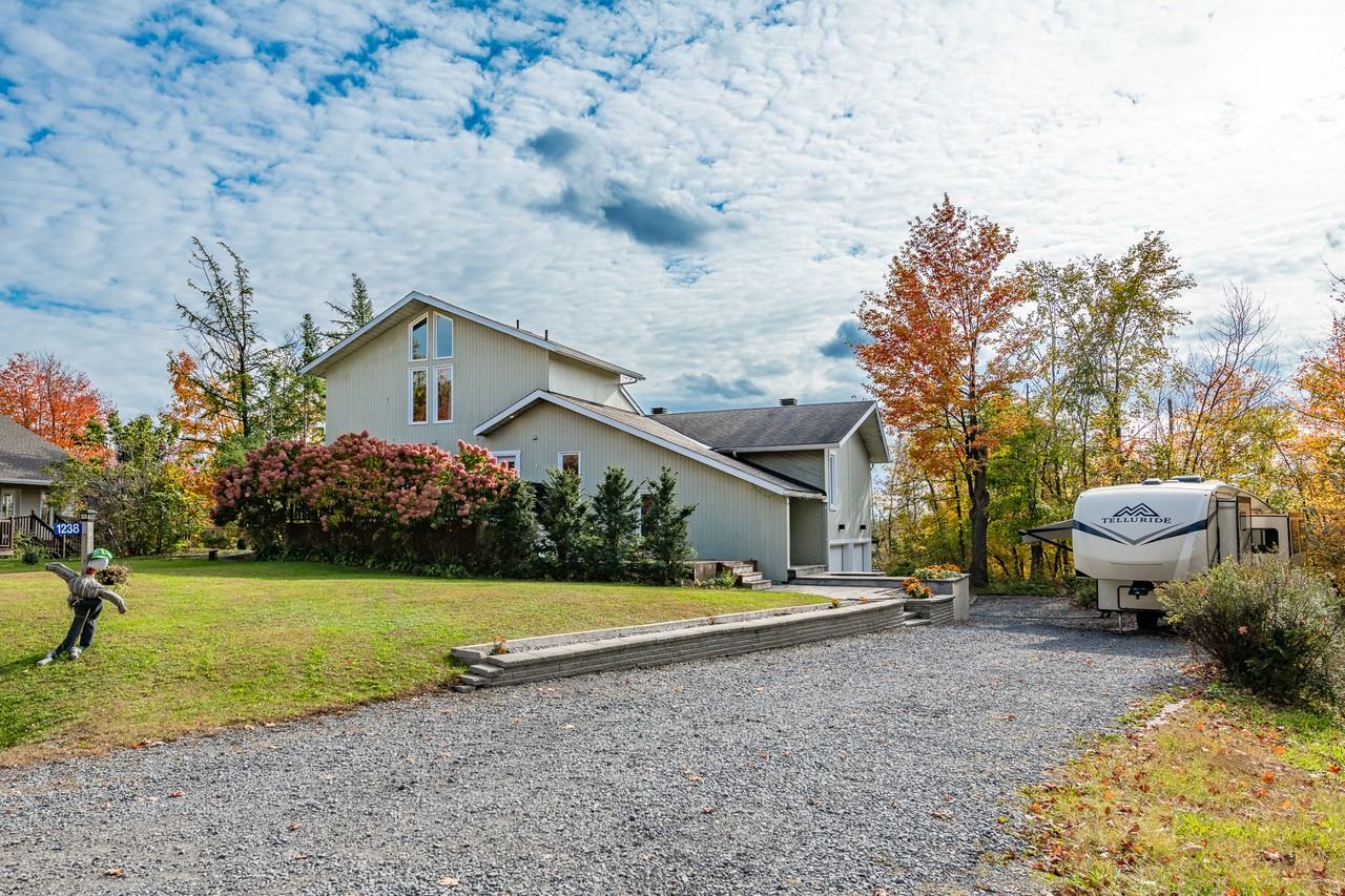 1238 Barnwell Crescent, Ottawa, ON K4B 1K4 3 Bedroom House for 4,300