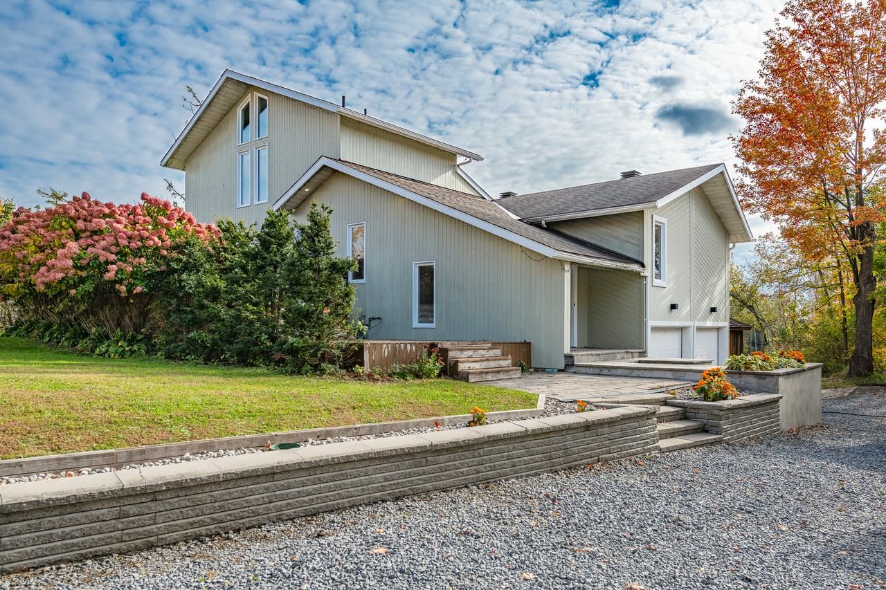 1238 Barnwell Crescent, Ottawa, ON K4B 1K4 3 Bedroom House for 4,300