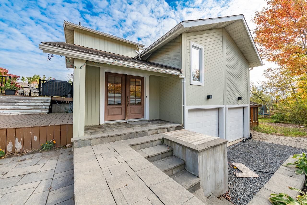 1238 Barnwell Crescent, Ottawa, ON K4B 1K4 3 Bedroom House for 4,300