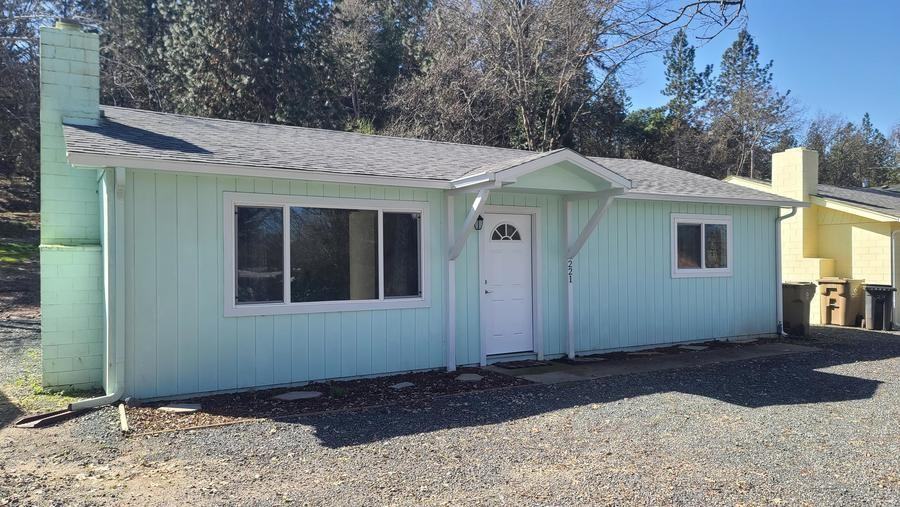 221 Acorn St - Photo 2 of 20