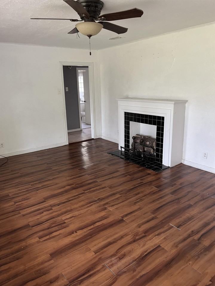 3743 N Market St - Photo 3 of 18