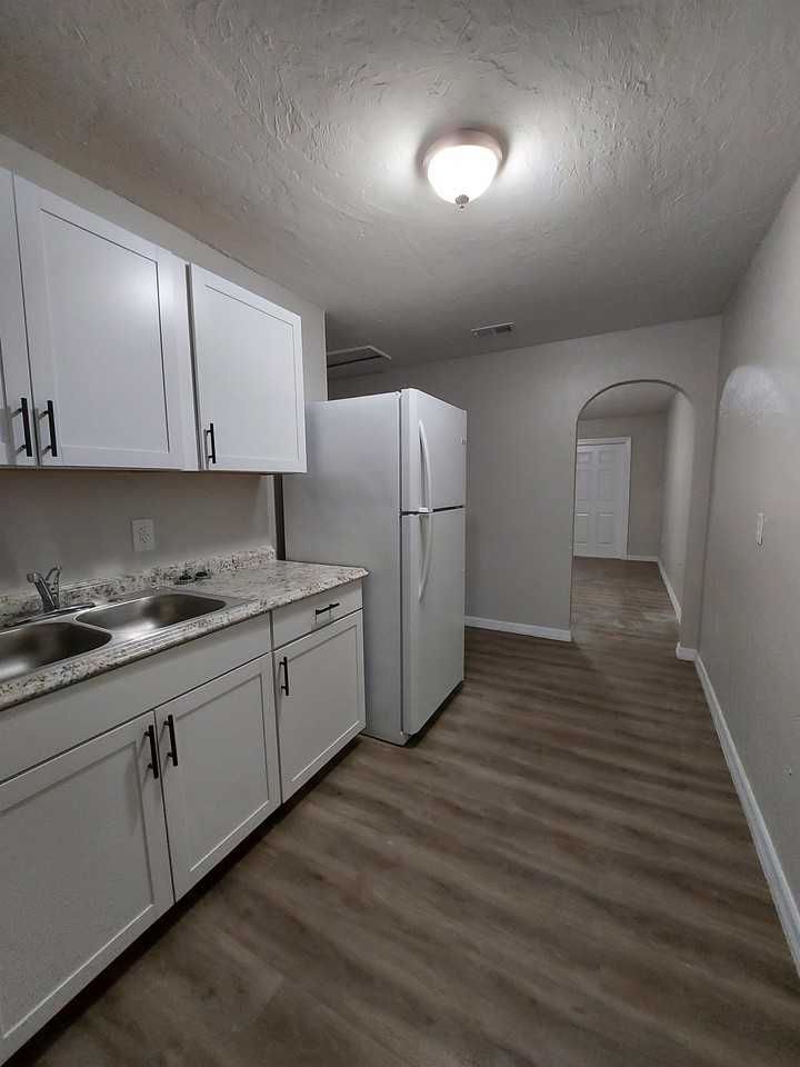 1815 Lillie St #1815 - Photo 5 of 9