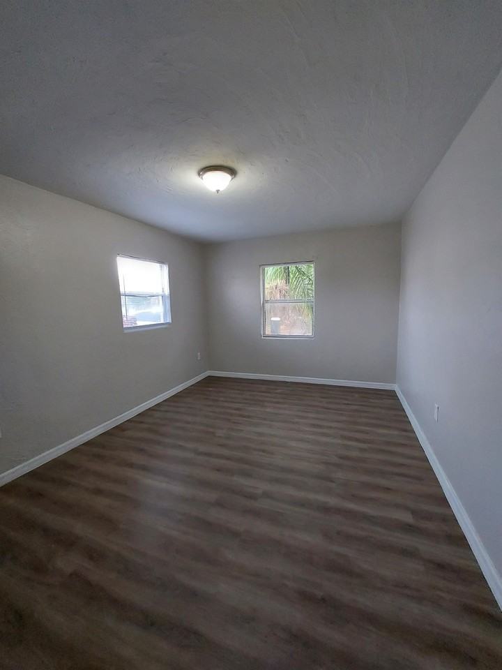 1815 Lillie St #1815 - Photo 6 of 9