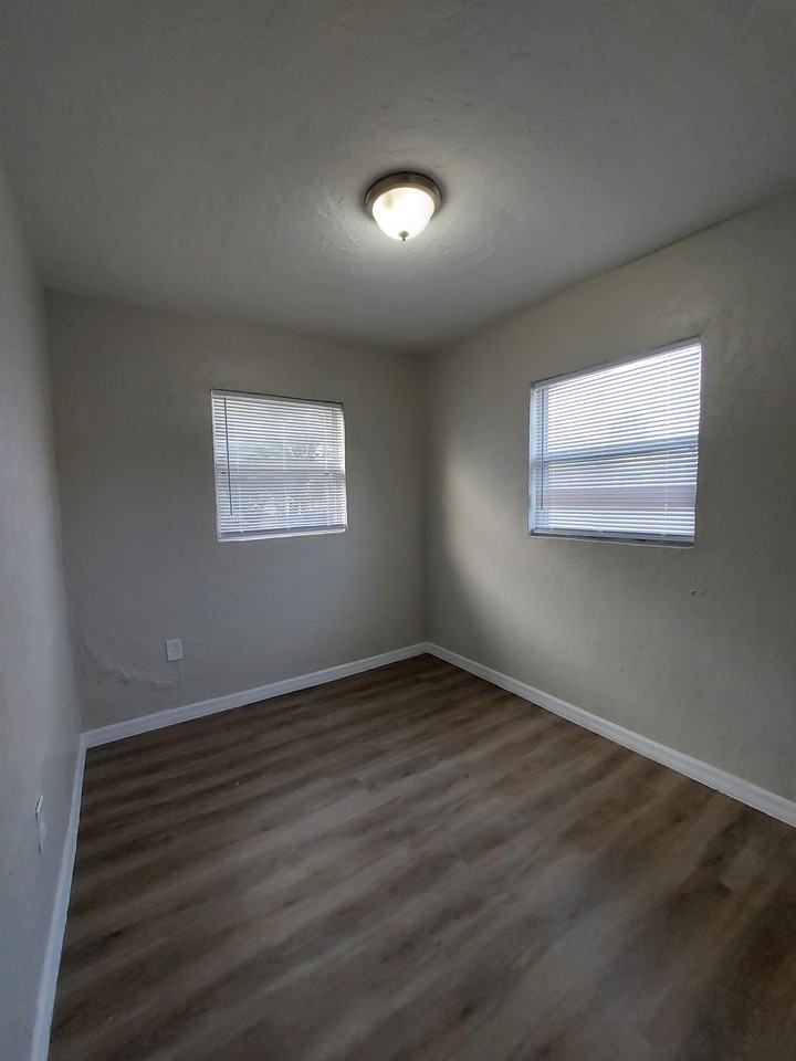 1815 Lillie St #1815 - Photo 7 of 9