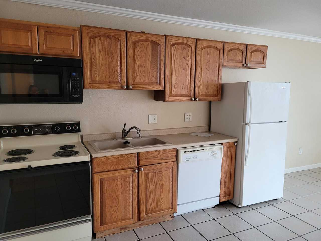 711 S Poplar St Apt B #B - Photo 2 of 11