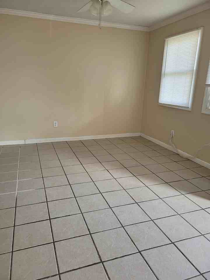 711 S Poplar St Apt B #B - Photo 3 of 11