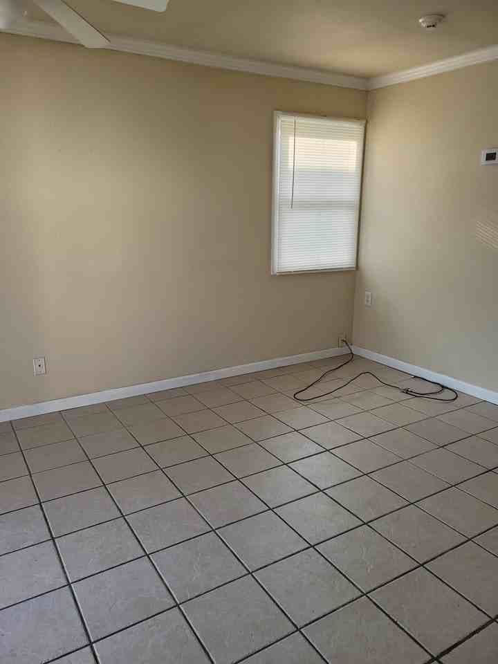 711 S Poplar St Apt B #B - Photo 4 of 11