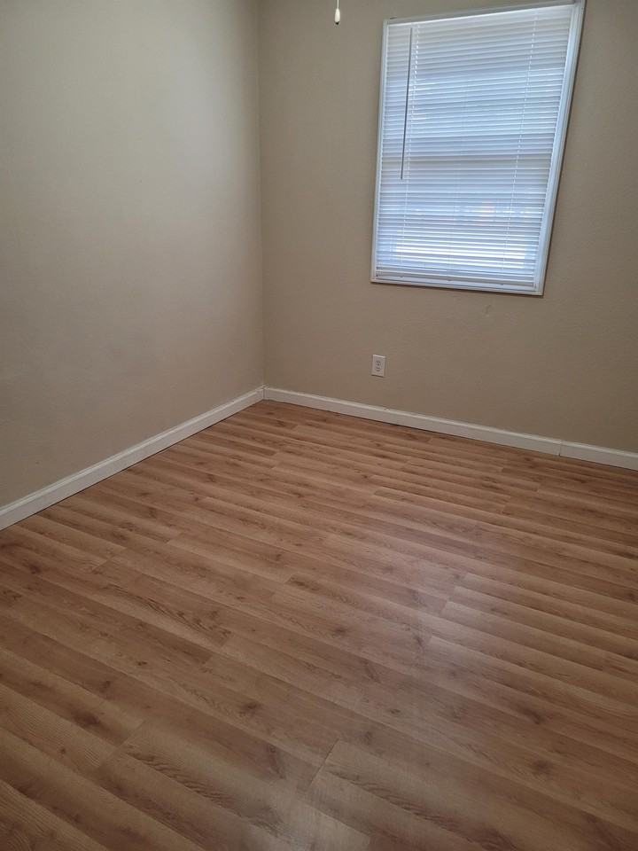 711 S Poplar St Apt B #B - Photo 5 of 11