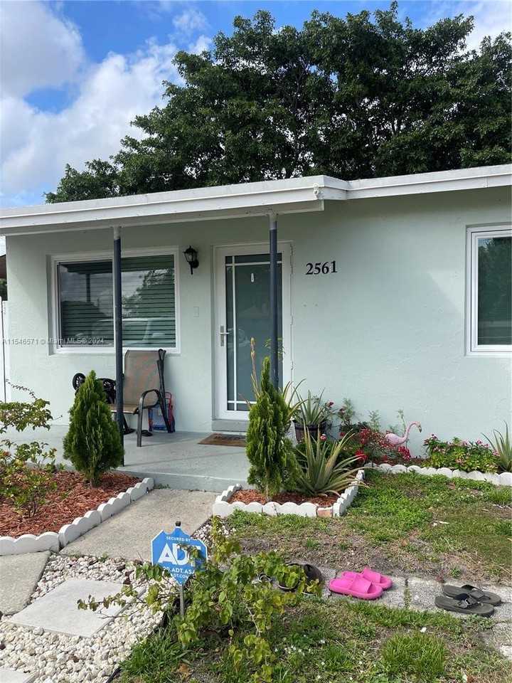 2561 Nw 18th Ct - Photo 2 of 8