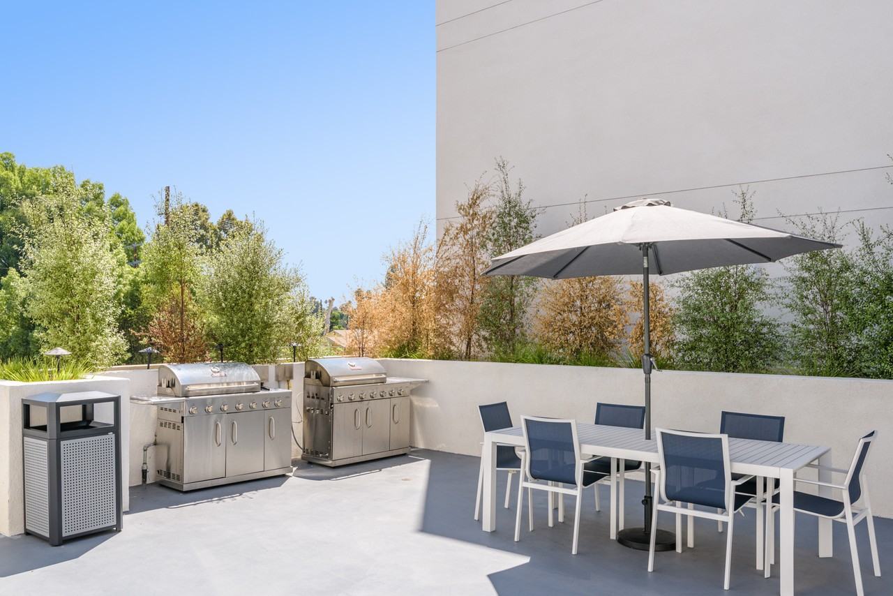 Sherman Way Luxury Apartment Homes - Photo 4 of 31