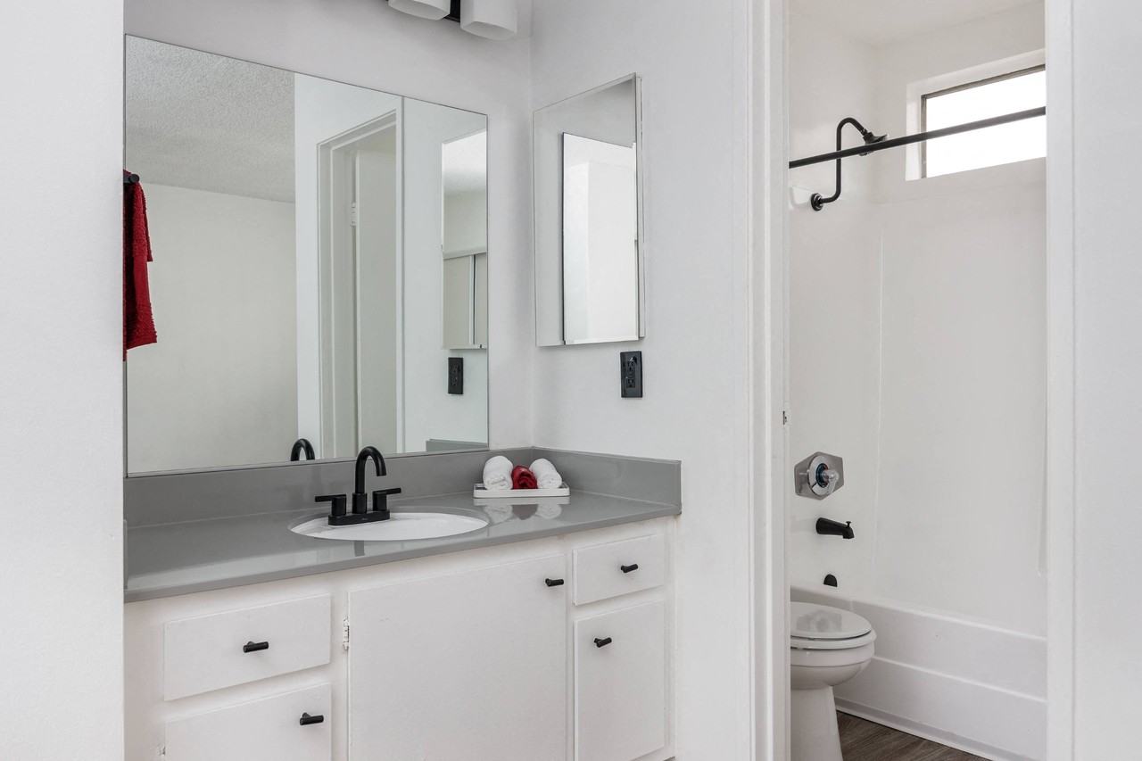 Carson Oakwood Apartments - Photo 7 of 41