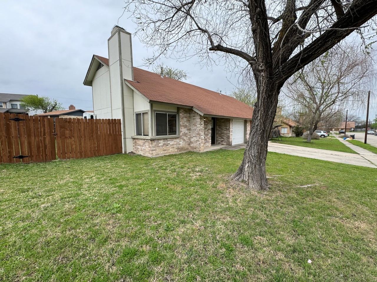 1125 Royal Crest Dr - Photo 5 of 45