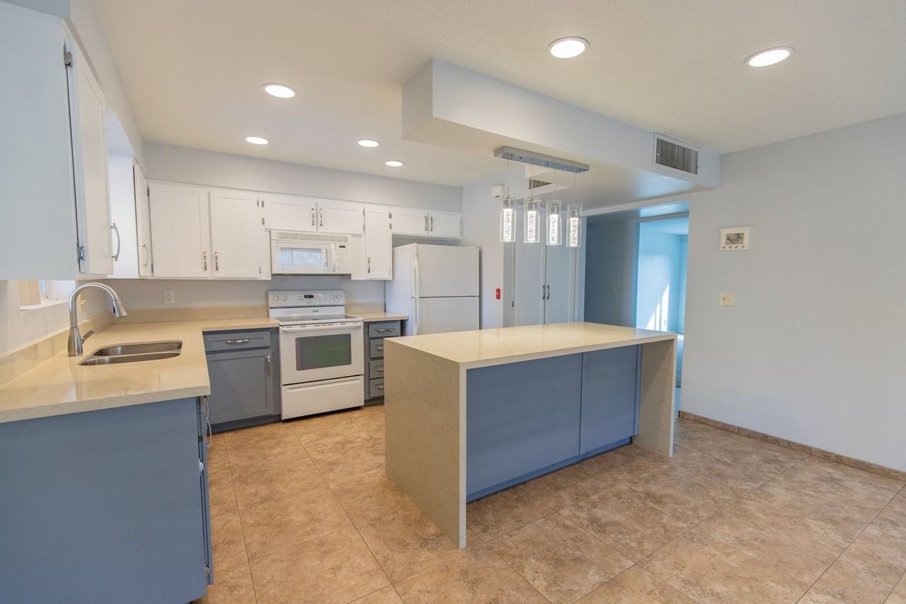 1020 E Bluebell Ln - Photo 2 of 25