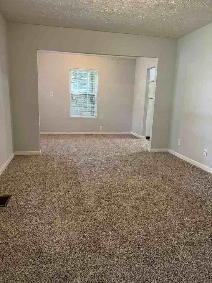 125 Sylvia Cir - Photo 4 of 33