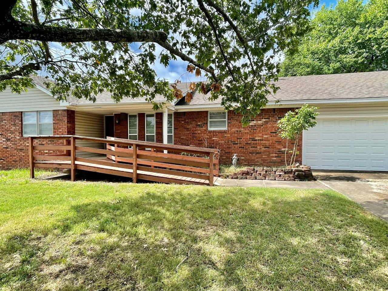 206 Oak Ridge Dr - Photo 2 of 22