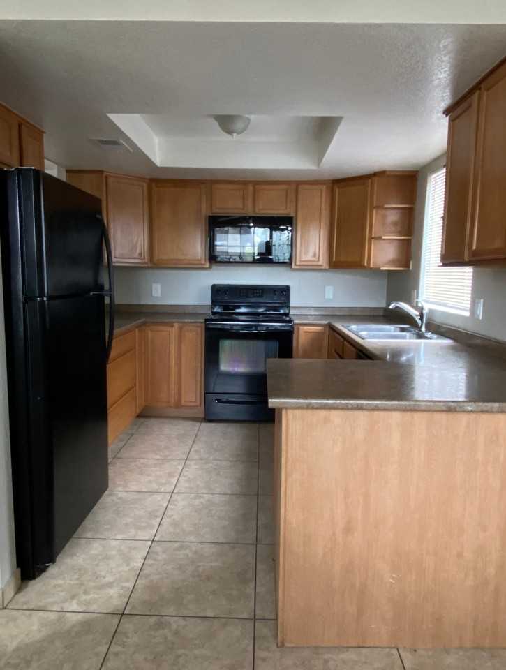 Roomy 2 bedroom 2 bathroom Apartment - Photo 2 of 8