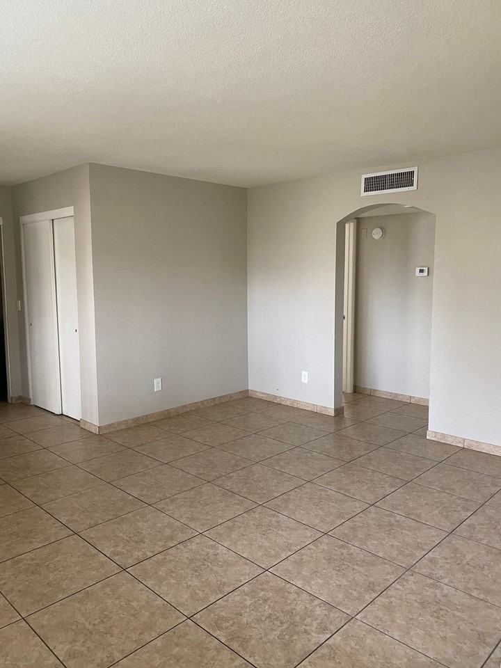 Roomy 2 bedroom 2 bathroom Apartment - Photo 3 of 8