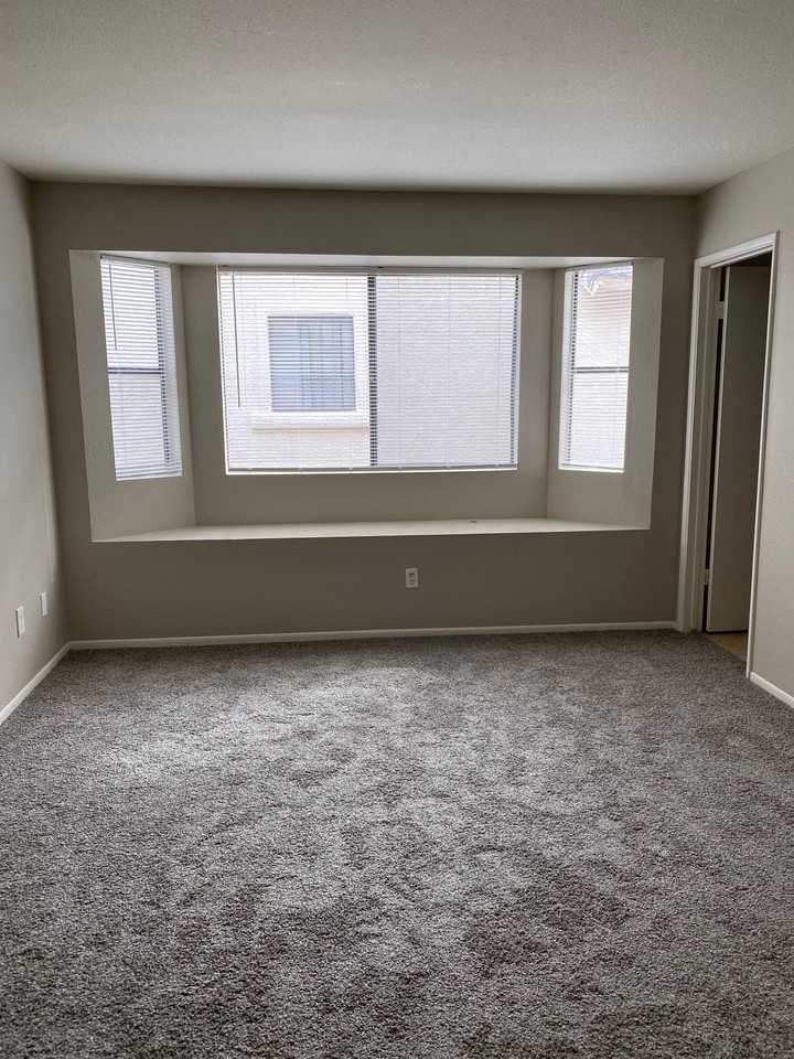 Roomy 2 bedroom 2 bathroom Apartment - Photo 4 of 8