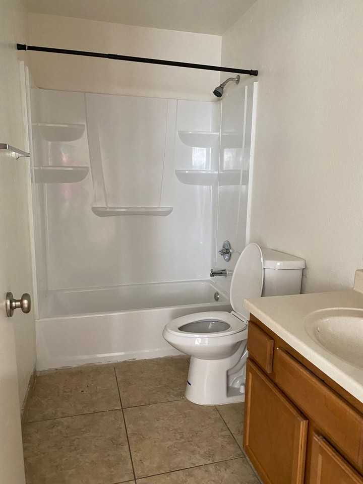 Roomy 2 bedroom 2 bathroom Apartment - Photo 5 of 8