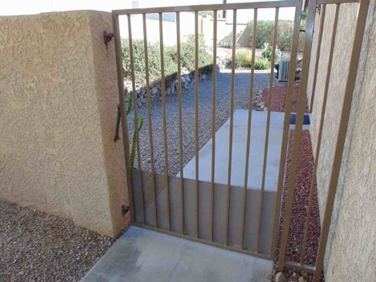 2592 Beverly Glen Dr - Photo 3 of 23