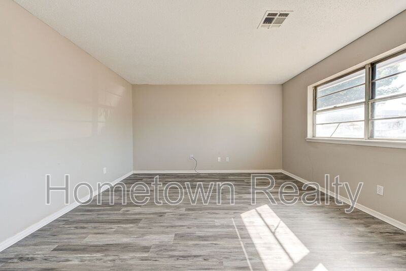 333 Nw 90th St - Photo 3 of 28