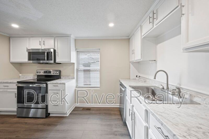 317 E 17th St - Photo 3 of 16