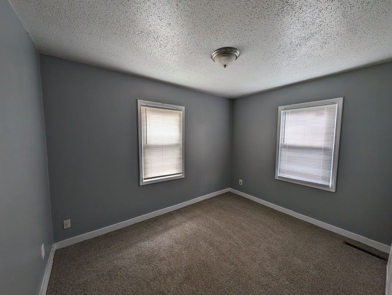 6118 Everett Ave - Photo 3 of 9