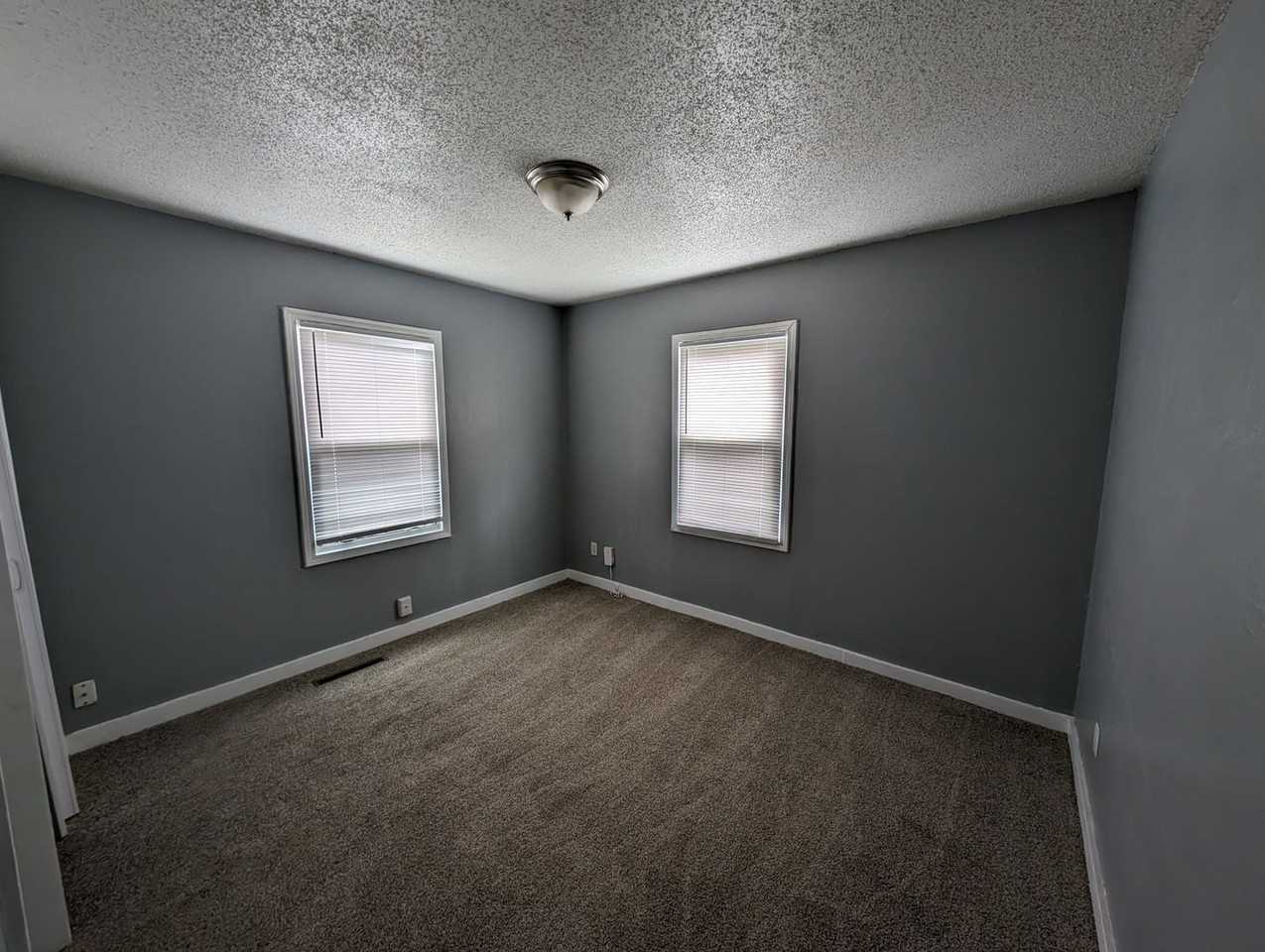 6118 Everett Ave - Photo 4 of 9