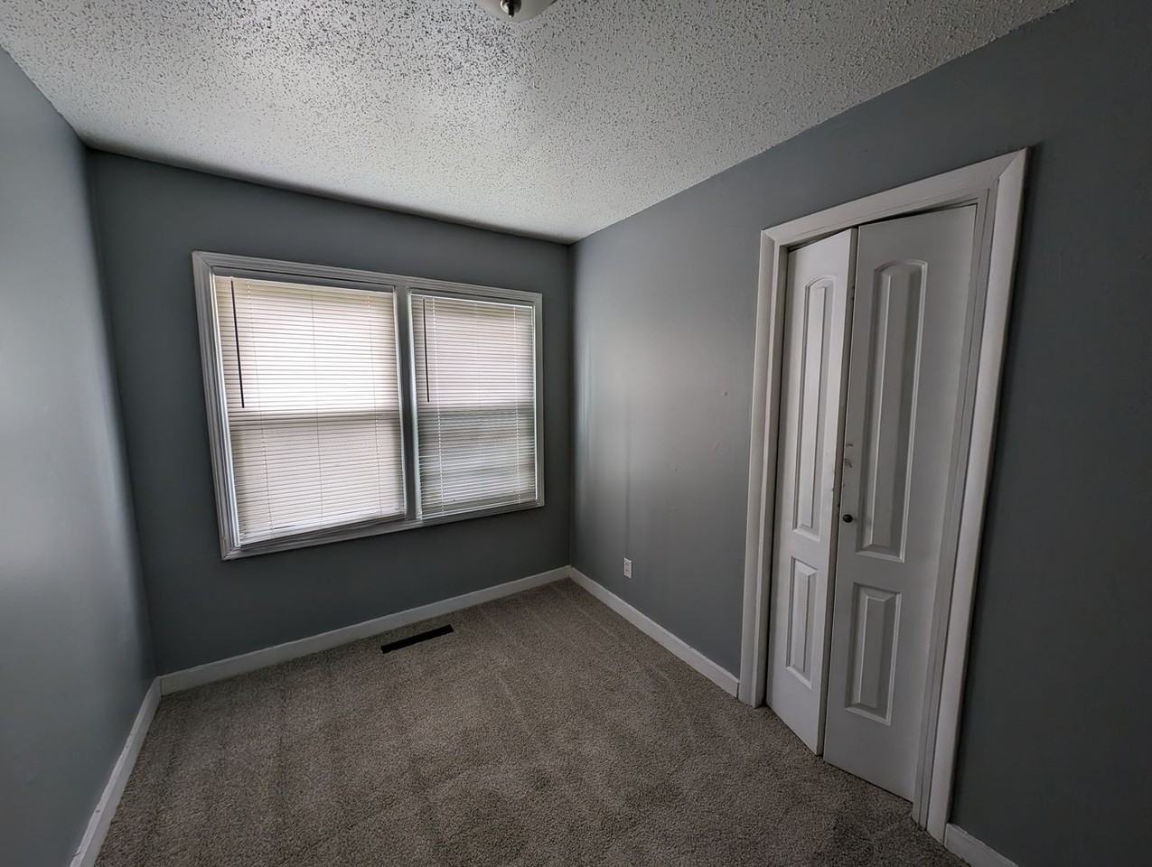 6118 Everett Ave - Photo 5 of 9