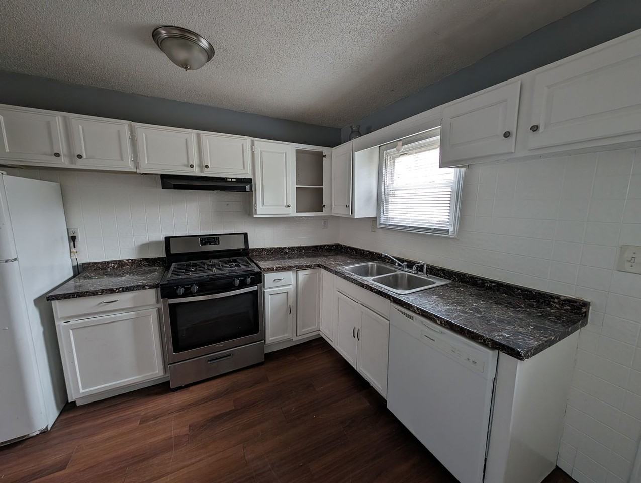 6118 Everett Ave - Photo 7 of 9