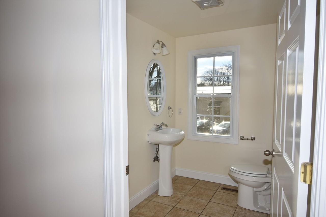 140 North St - Photo 3 of 8