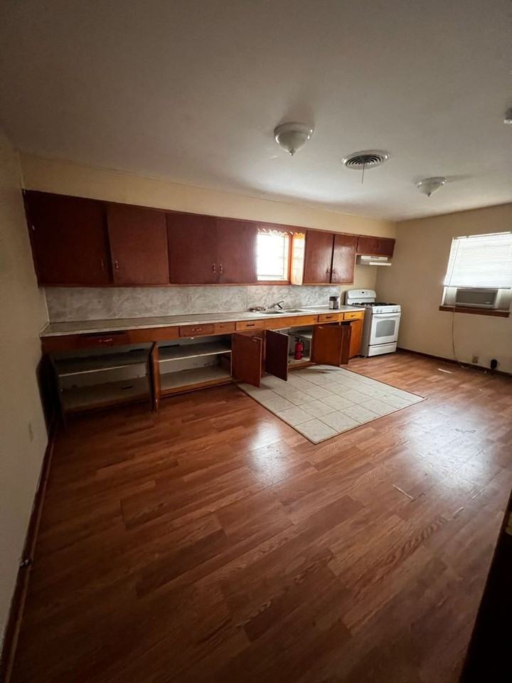 625 Avenue L - Photo 3 of 6