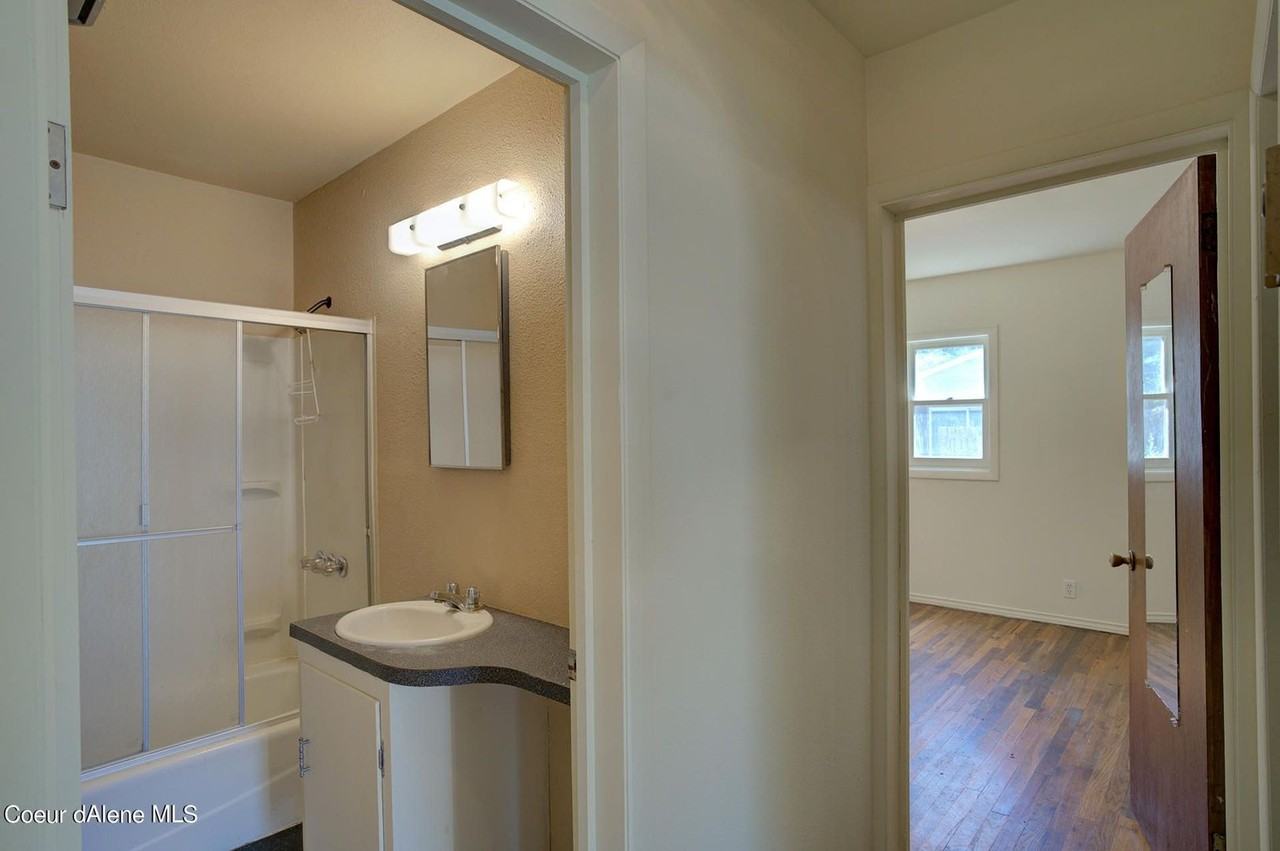 616 Oak St - Photo 5 of 10