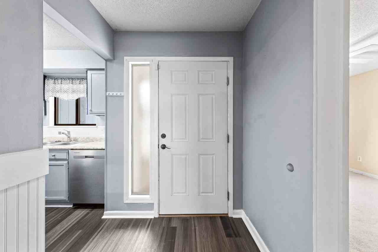 208 Bartonwood Court - Photo 3 of 23