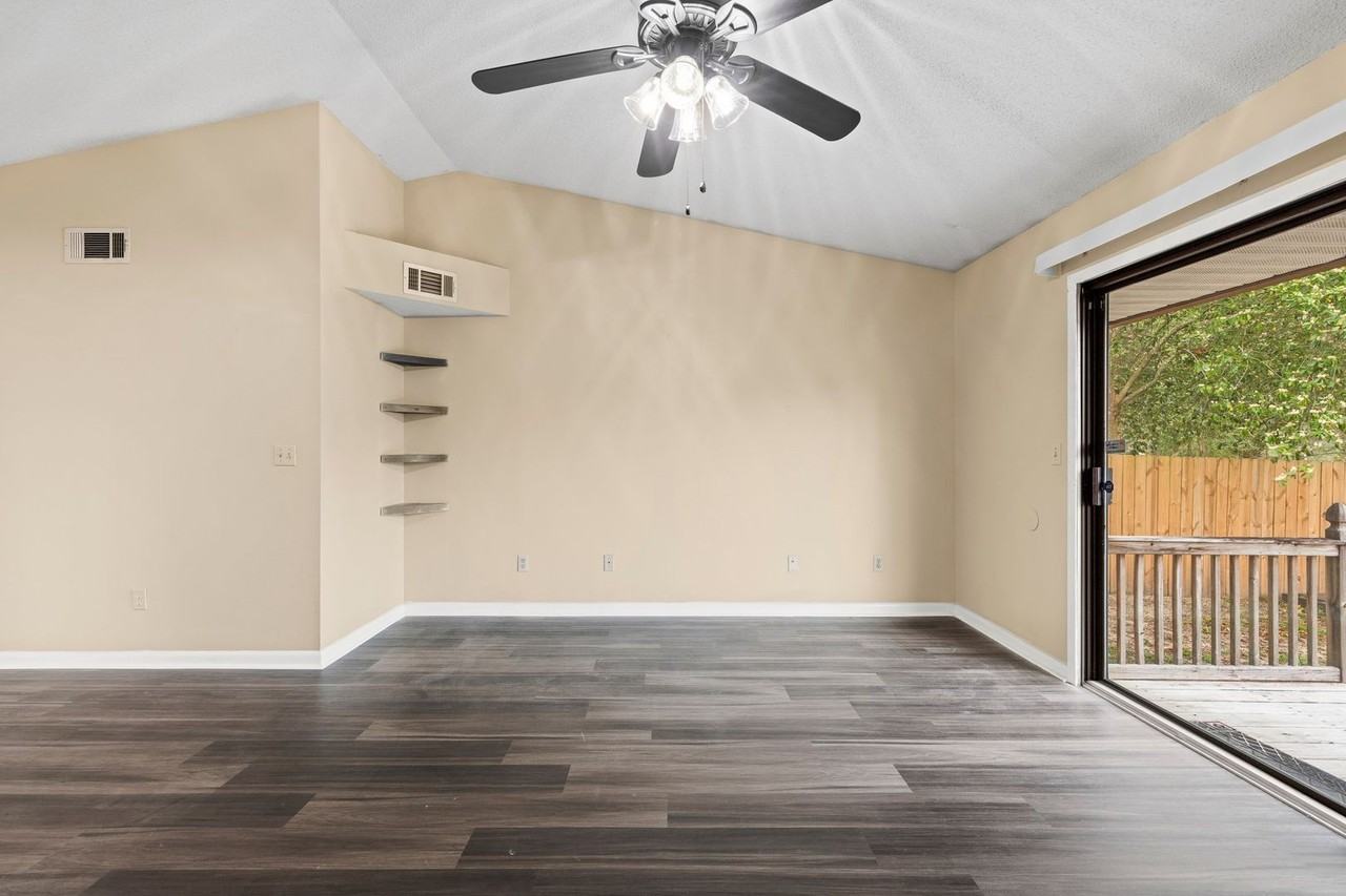 208 Bartonwood Court - Photo 6 of 23