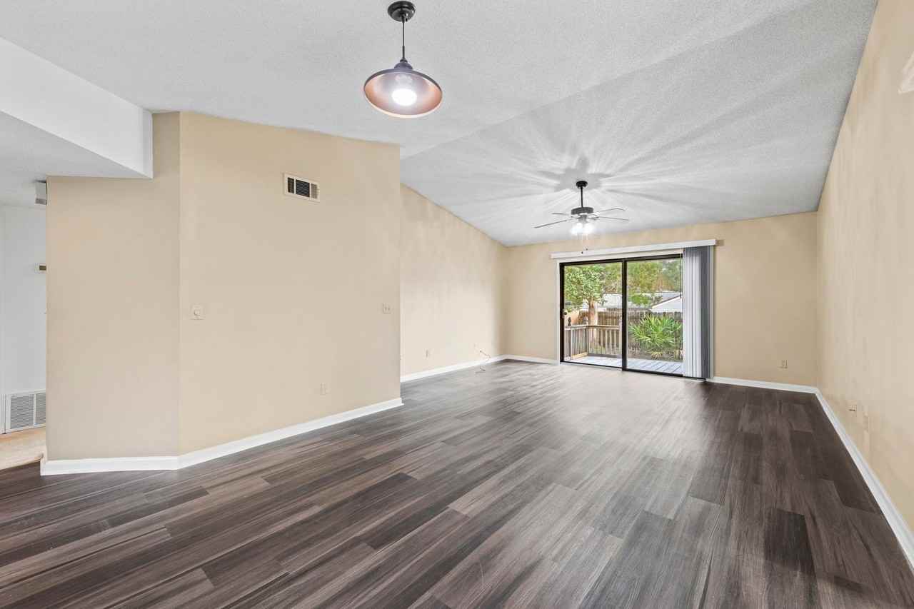 208 Bartonwood Court - Photo 7 of 23