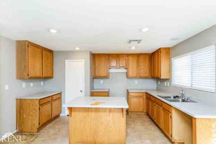 562 Swiss Cottage Ave - Photo 3 of 18