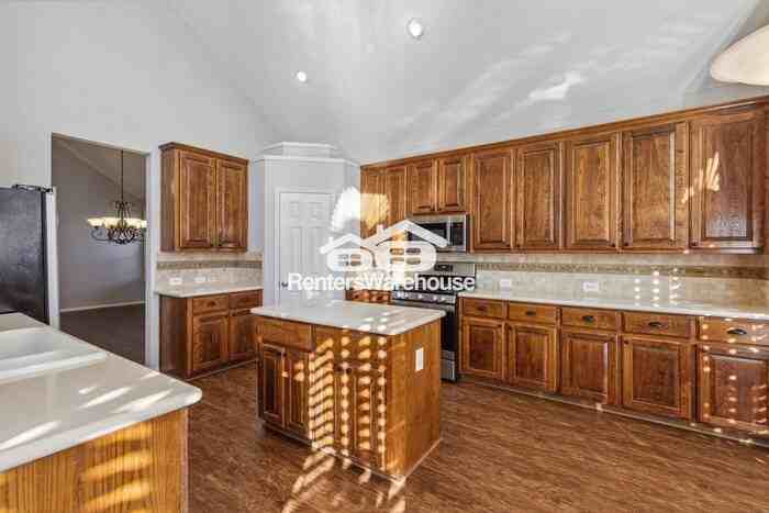 9102 Lochgreen Ln - Photo 2 of 31