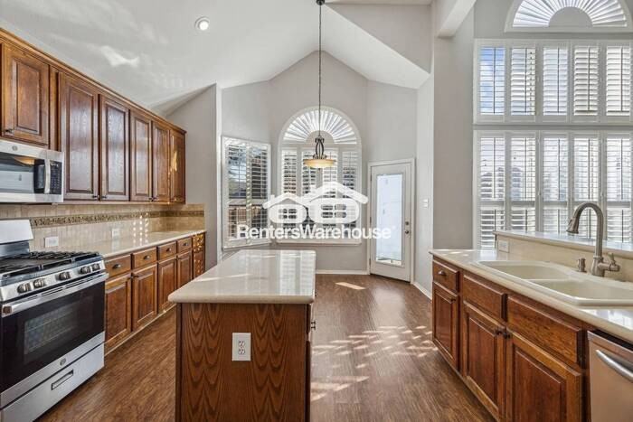 9102 Lochgreen Ln - Photo 3 of 31