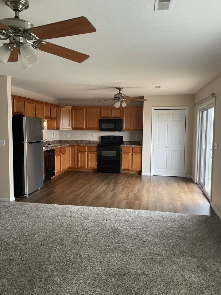 35 Colonial Manor Dr #B - Photo 3 of 10