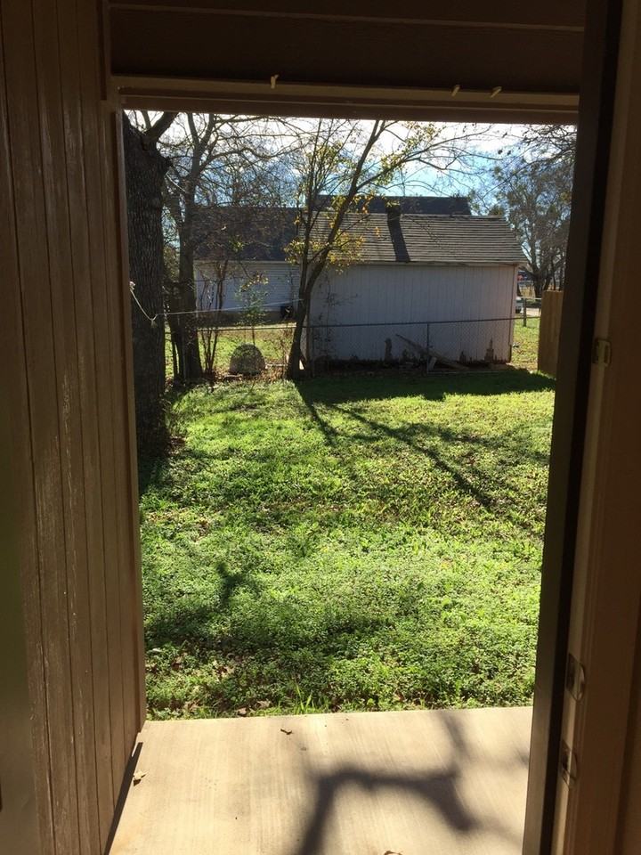 1006 Jameson St - Photo 3 of 10