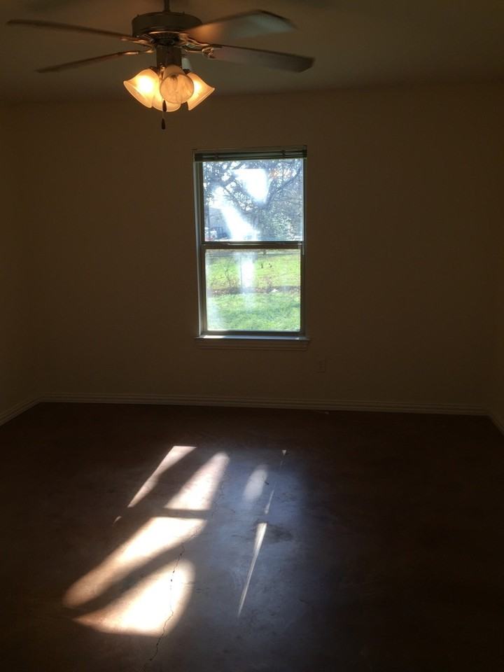 1006 Jameson St - Photo 4 of 10