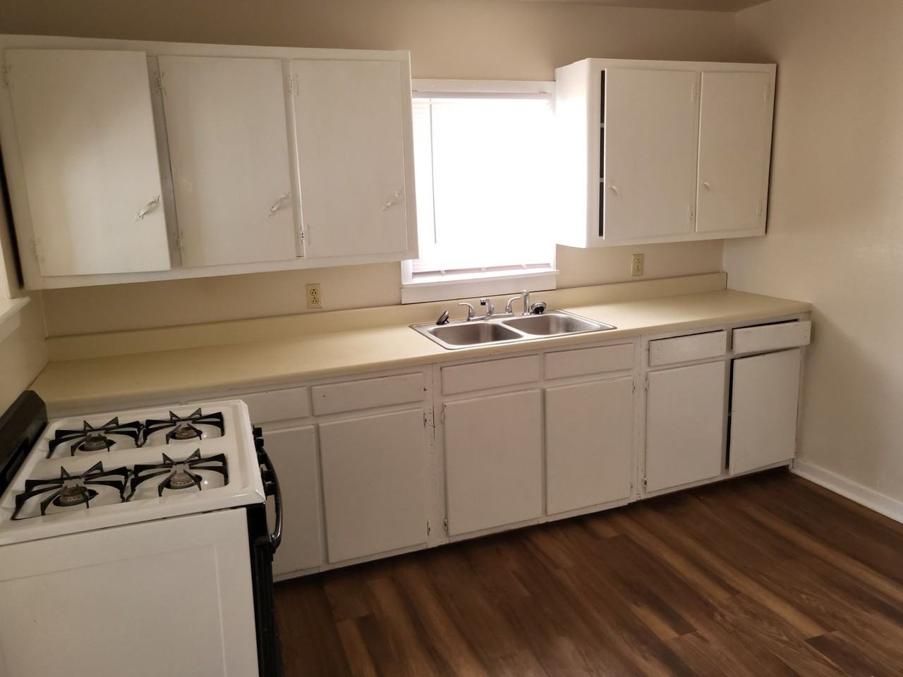 921 E 1st St - Photo 3 of 7