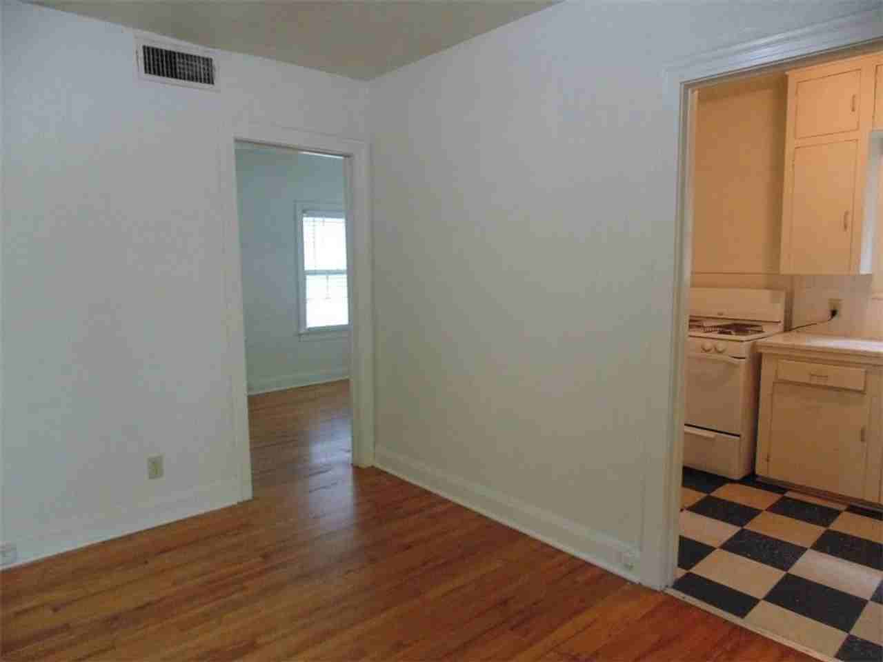 912 W 22nd 1/2 St #I - Photo 2 of 9