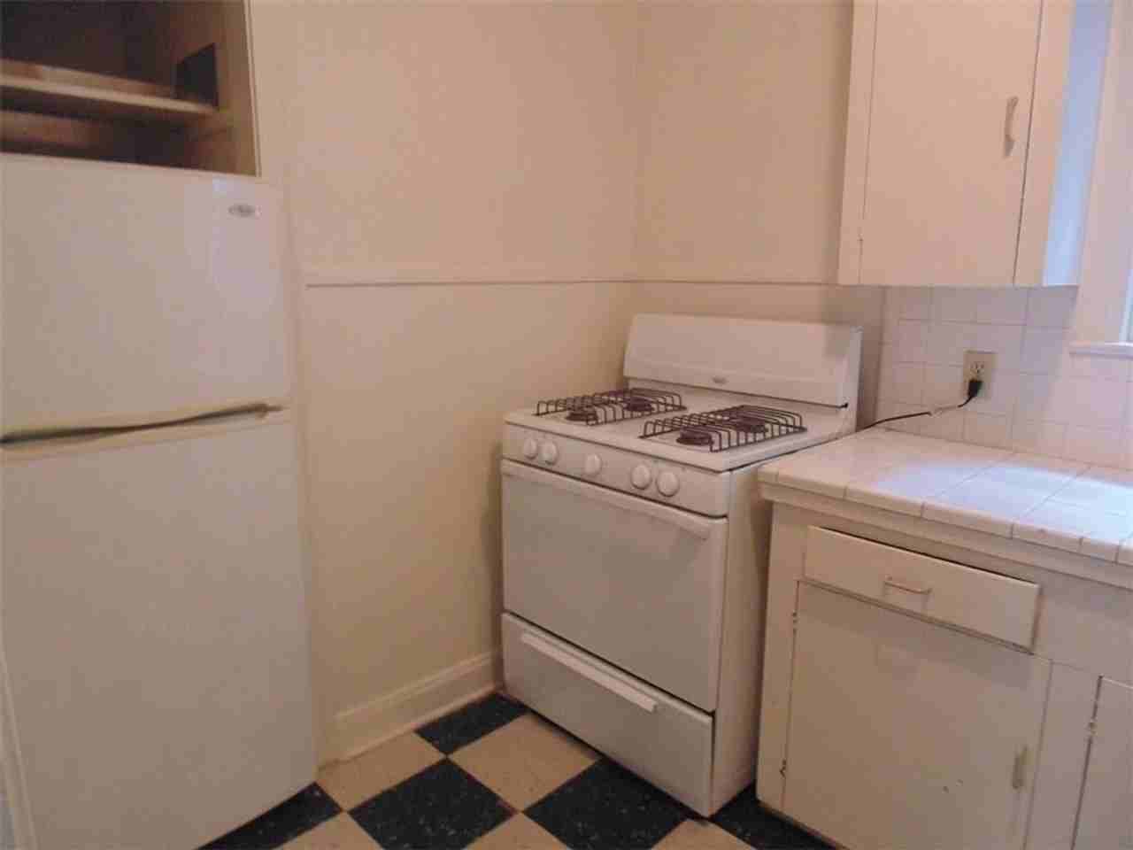 912 W 22nd 1/2 St #I - Photo 3 of 9