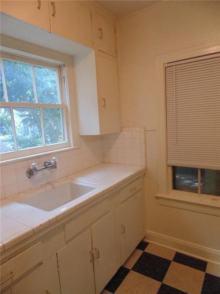 912 W 22nd 1/2 St #I - Photo 4 of 9